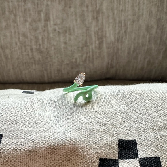 💚 Light Green Baby Tendril Vine Enamel Ring ✨ - Picture 3 of 13